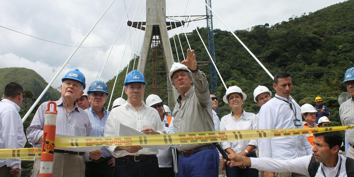 Santos, el empresario Luis Carlos Sarmiento Angulo y el ministro Germán Cardona visitaron ayer las obras del puente atirantado en Chirajara.