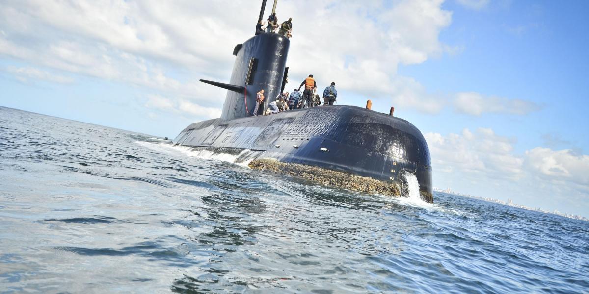 La nave desapareció hace cuatro días y este sábado las bases navales recibieron siete llamadas satelitales, que reabrieron las esperanzas de que el  submarino ARA San Juan se encuentre en superficie, pero la geolocalización de la nave enfrenta complicaciones climáticas "muy adversas”.
