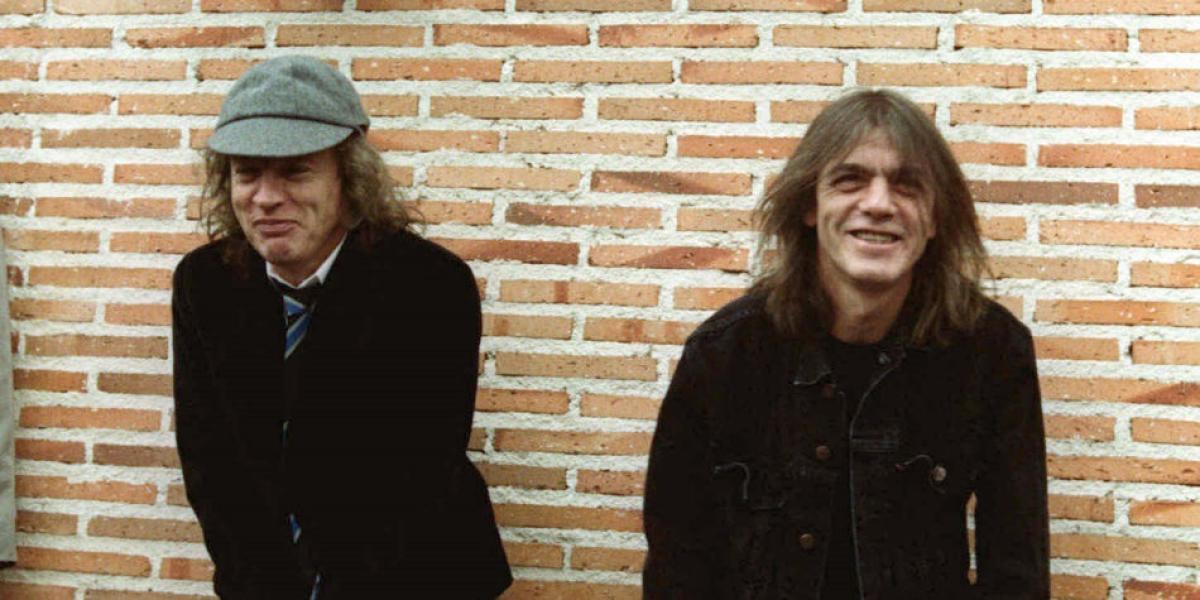 Angus y Malcolm en la calle AC/DC en Leganés (España).