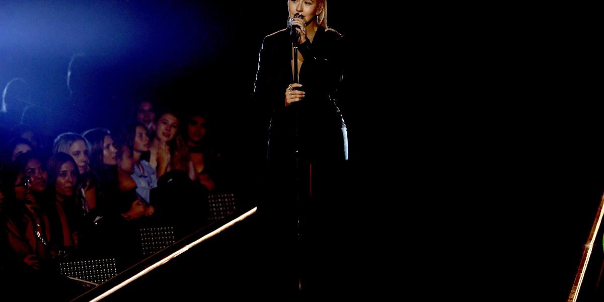 Christina Aguilera rindió homenaje a Whitney Houston interpretando tres canciones de 'El guardaespaldas', siendo ovacionada por el público.