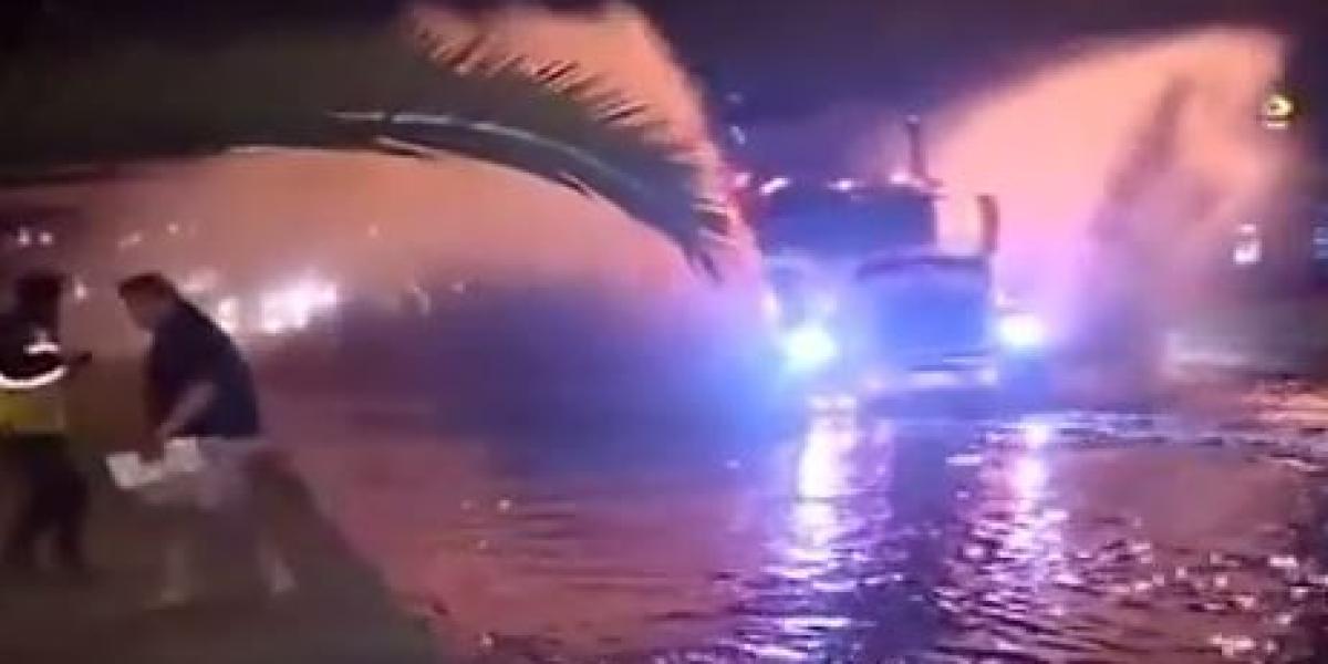 Tractomula pasa a toda velocidad en plena autopista inundada