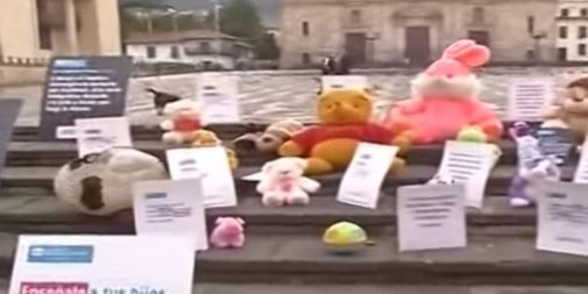 Más de 500 juguetes 'protestan' contra el abuso sexual infantil