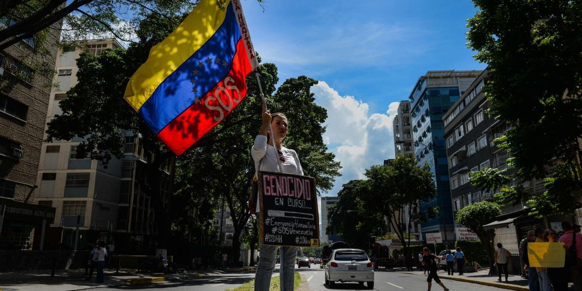 En las calles de la capital de Venezuela, Caracas, las personas salen a manifestarse contra la crisis que actualmente vive el país.