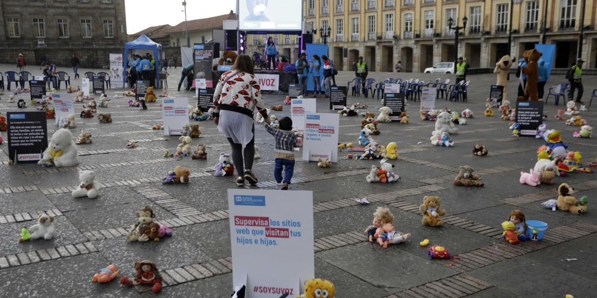 La organización Aldeas Infantiles SOS Colombia promovió un plantón en la plaza de Bolívar contra del abuso sexual de los niños.