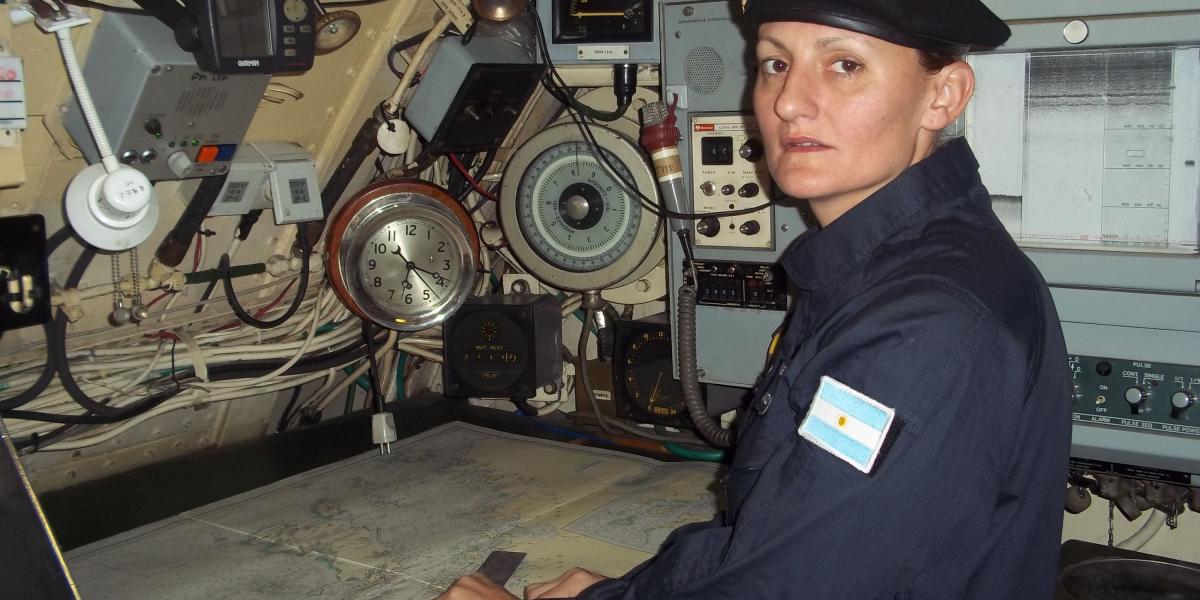 La Armada de Argentina publicó esta foto de Eliana Krawczyk a bordo del submarino argentino ARA Salta.
