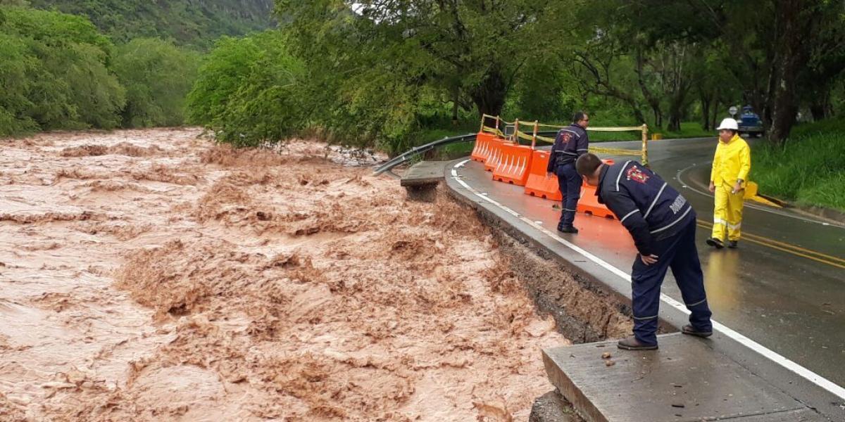 La vía que de Colombia comunica a Neiva, en Huila, ha registrado múltiples deslizamientos.
