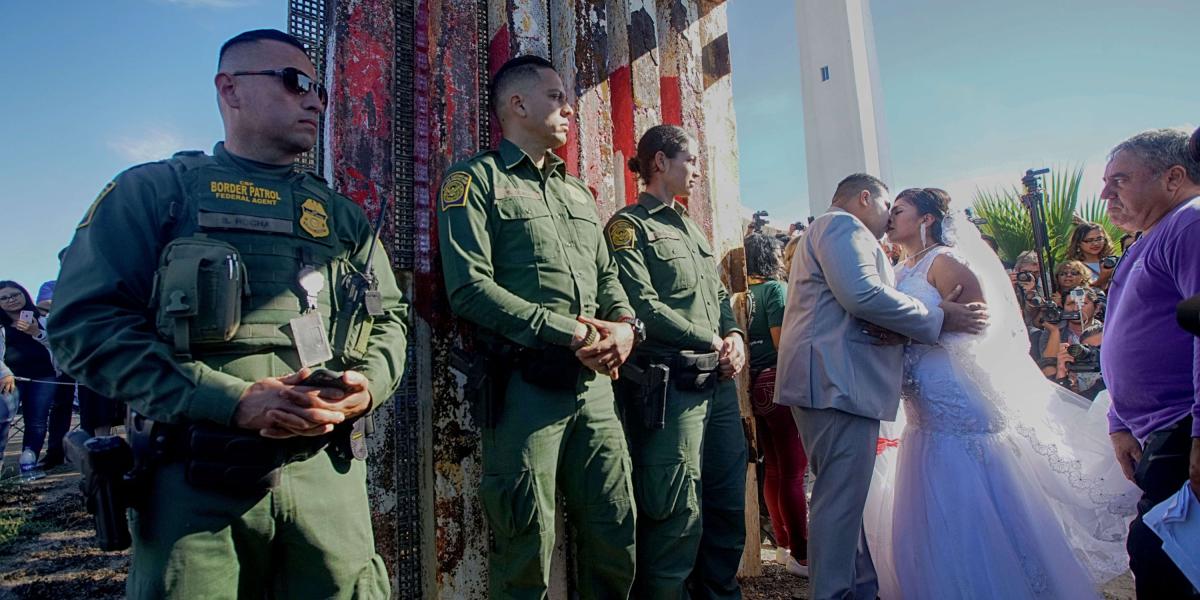 Estadounidense y mexicana se casan en límite entre países durante breve apertura de frontera