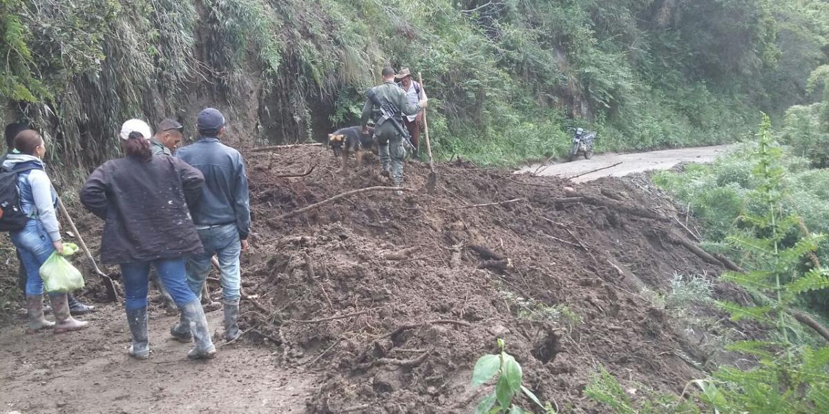 El sábado de la semana pasada seis vehículos fueron arrastrados por un deslizamiento en La Línea