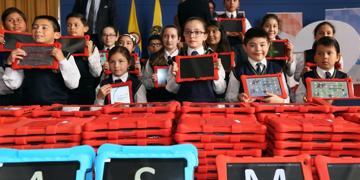 Los estudiantes del Colegio SaludCoop Norte, de Cedritos, recibieron, de manera simbólica, las tabletas.