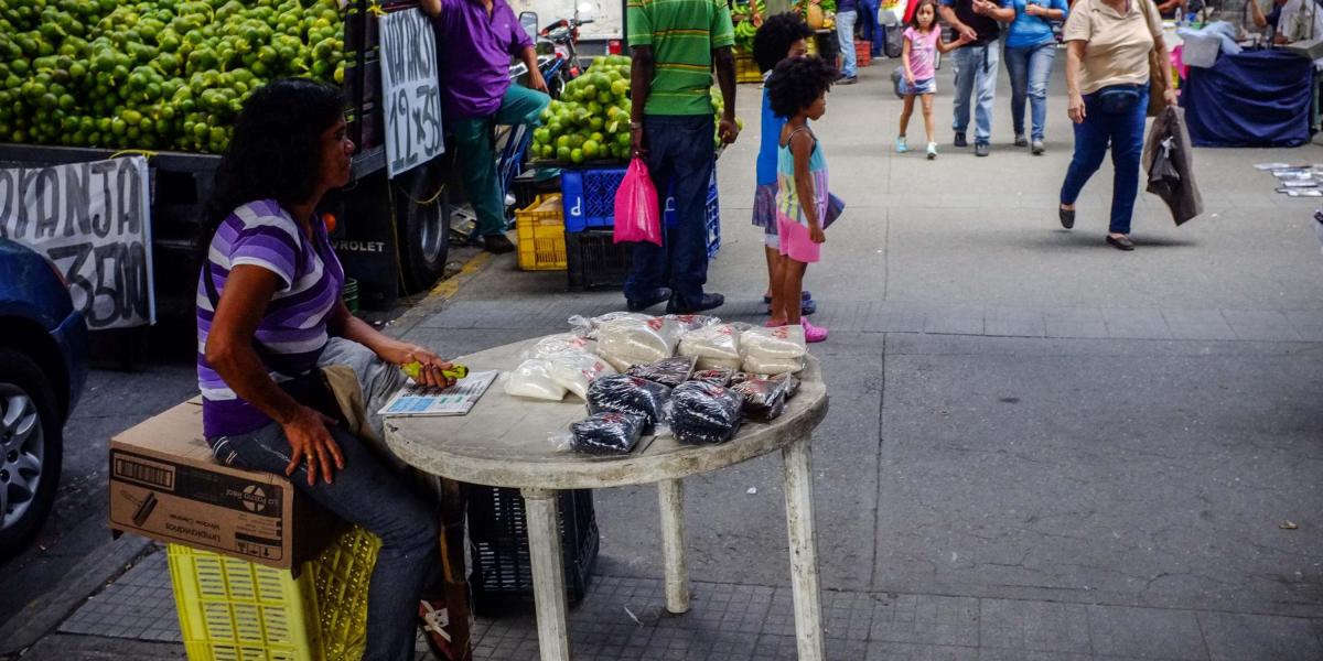 Venezuela es el país del mundo con mayores reservas de petróleo, pero el empobrecimiento de sus habitantes les ha abocado a comprar cucharadas de comida.