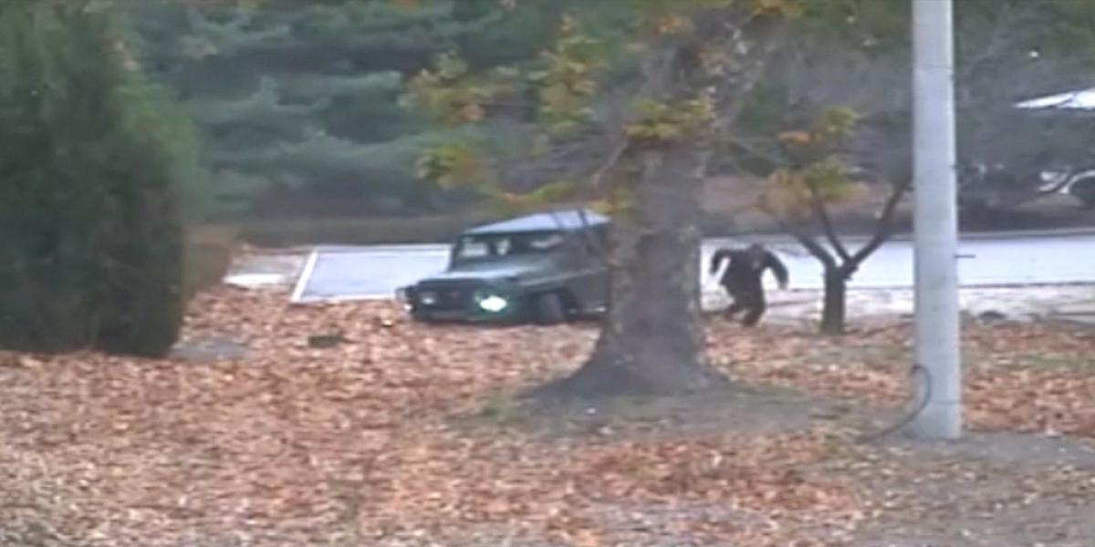 El soldado norcoreano huye del ‘jeep’ que había tomado.