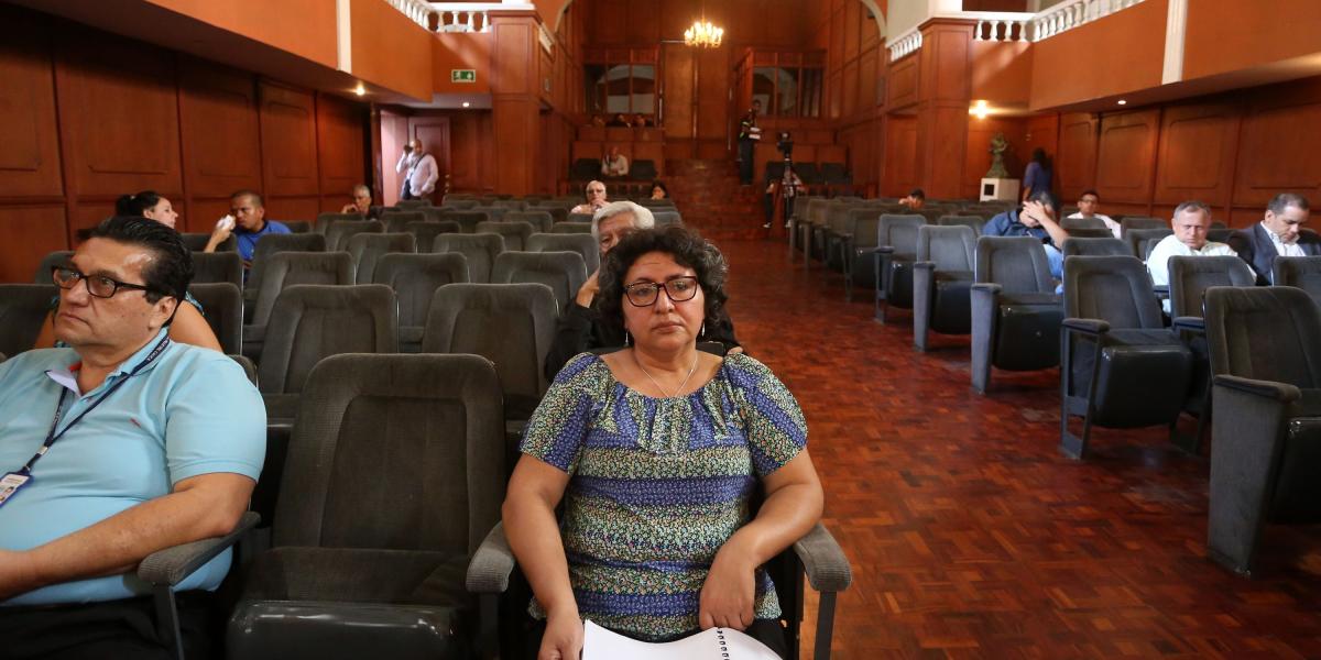 Luz Marina Cendales, hermana del policía asesinado Carlos Cendales, visita la Asamblea del Valle, donde fue atacado su hermano por la guerrilla de las Farc.
