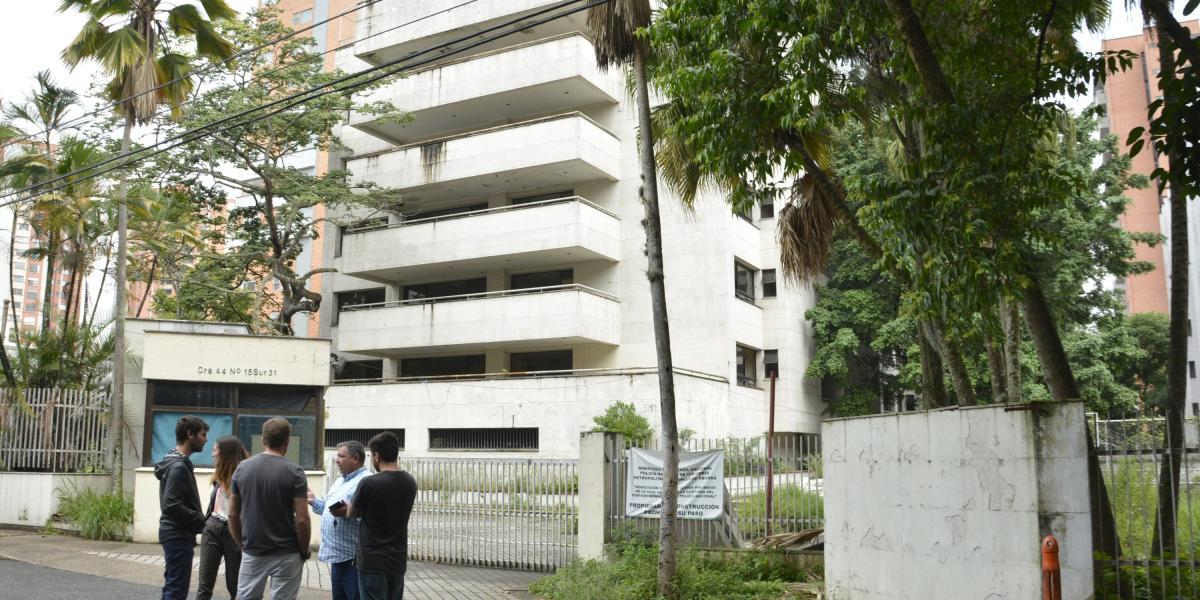 El edificio perteneció a Pablo Escobar. En diferentes discusiones se ha propuesto su demolición.