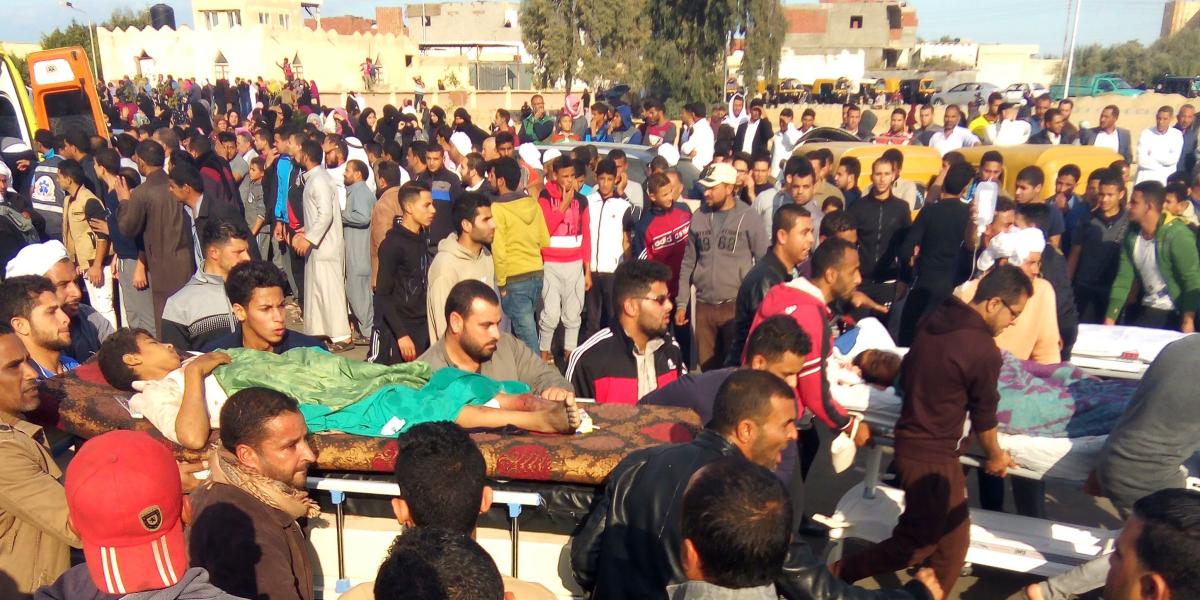 Más de 100 personas heridas fueron evacuadas de la mezquita Rauda, en Bir al Abed, tras el múltiple ataque perpetrado ayer en el Sinaí.