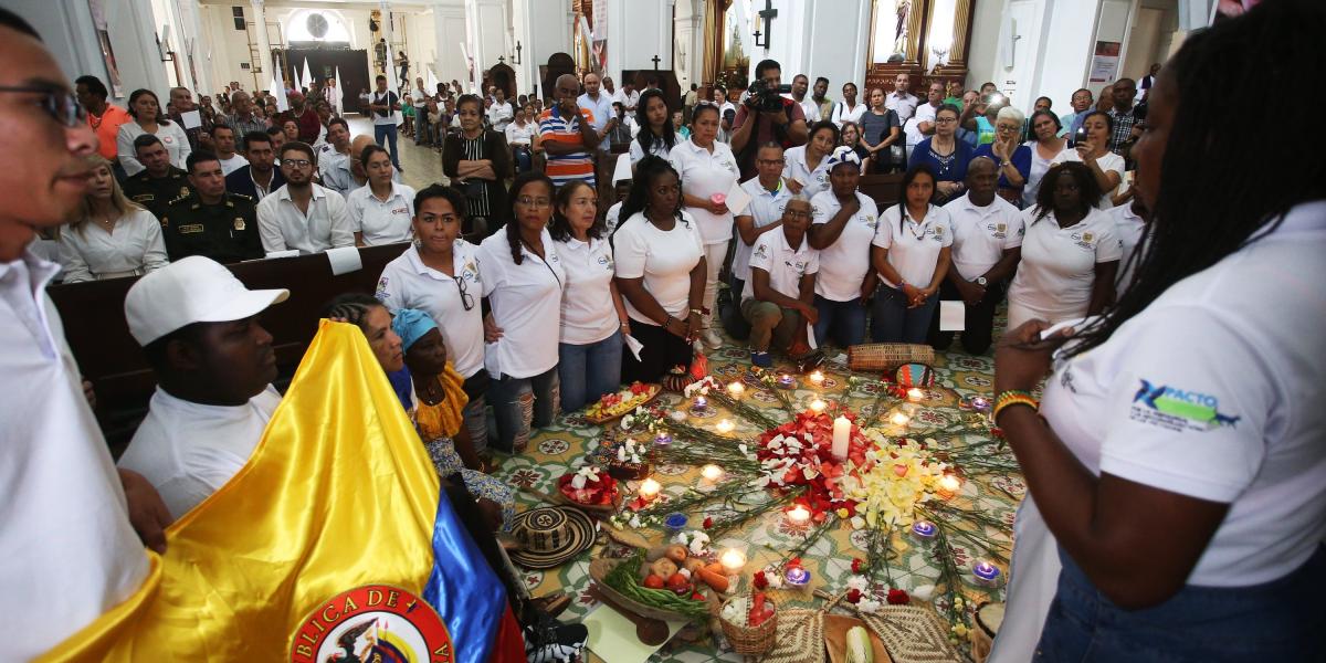 Víctimas y victimarios se unieron en un acto de perdón en una ofrenda de flores y artesanías en Catedral.