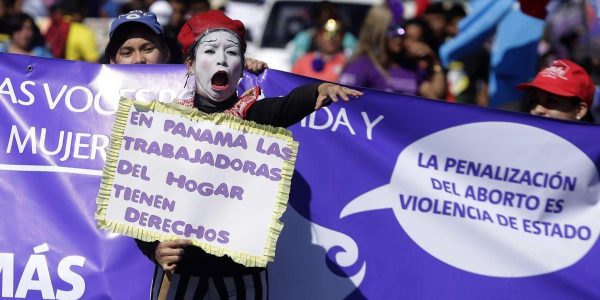 Activistas participan en una marcha con motivo del Día Internacional de la Eliminación de la Violencia contra la Mujer