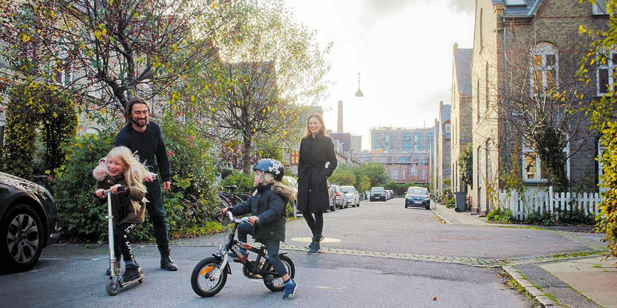 La bicicleta es un pasatiempo importante para Marie Kildetoft (al fondo), su esposo, Kuno, y sus hijos, Lily, de 8 años, y Ellis, de 3.