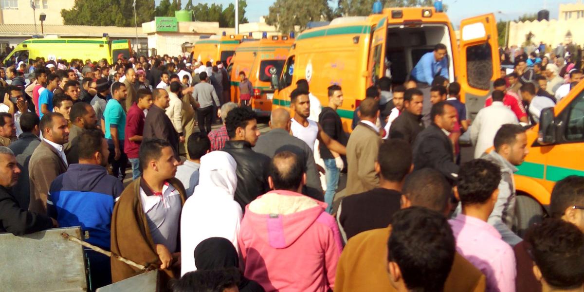 Egipcios se reúnen en torno a las ambulancias tras el ataque del viernes a la mezquita de Rauda, en el Sinaí.