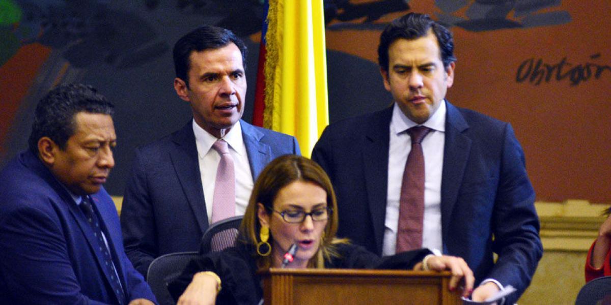 El ministro del Interior, Guillermo Rivera (izq.), estuvo al pie del proyecto que regula la JEP. En la gráfica, con el presidente de la Cámara, Rodrigo Lara.