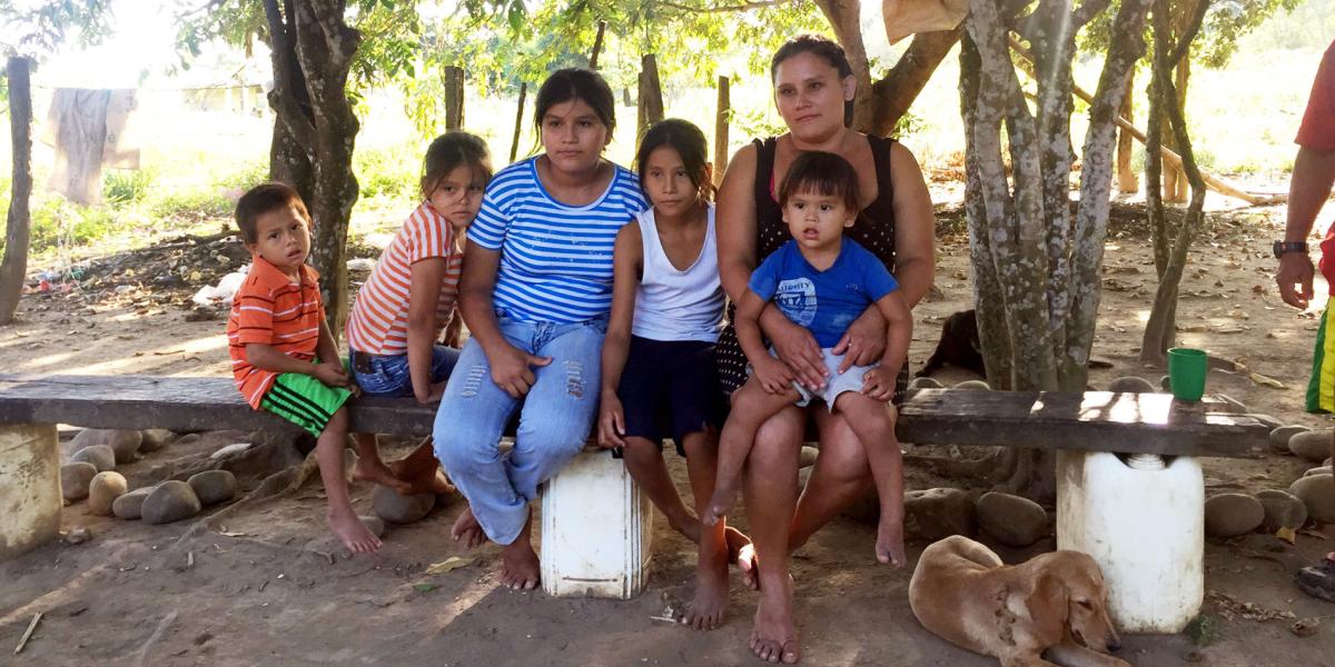 Yolendi Riaño, de 29 años, junto a sus cinco hijos. Ella y tres de los pequeños tienen Chagas.