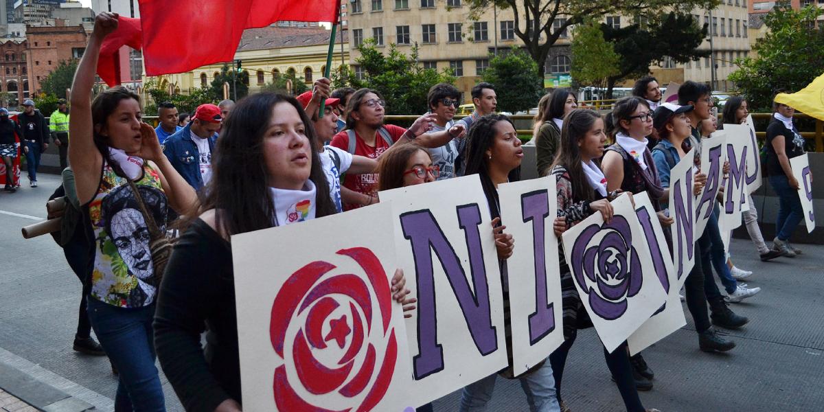 Marchas en Bogotá para pedir que frene la violencia contra la mujer.