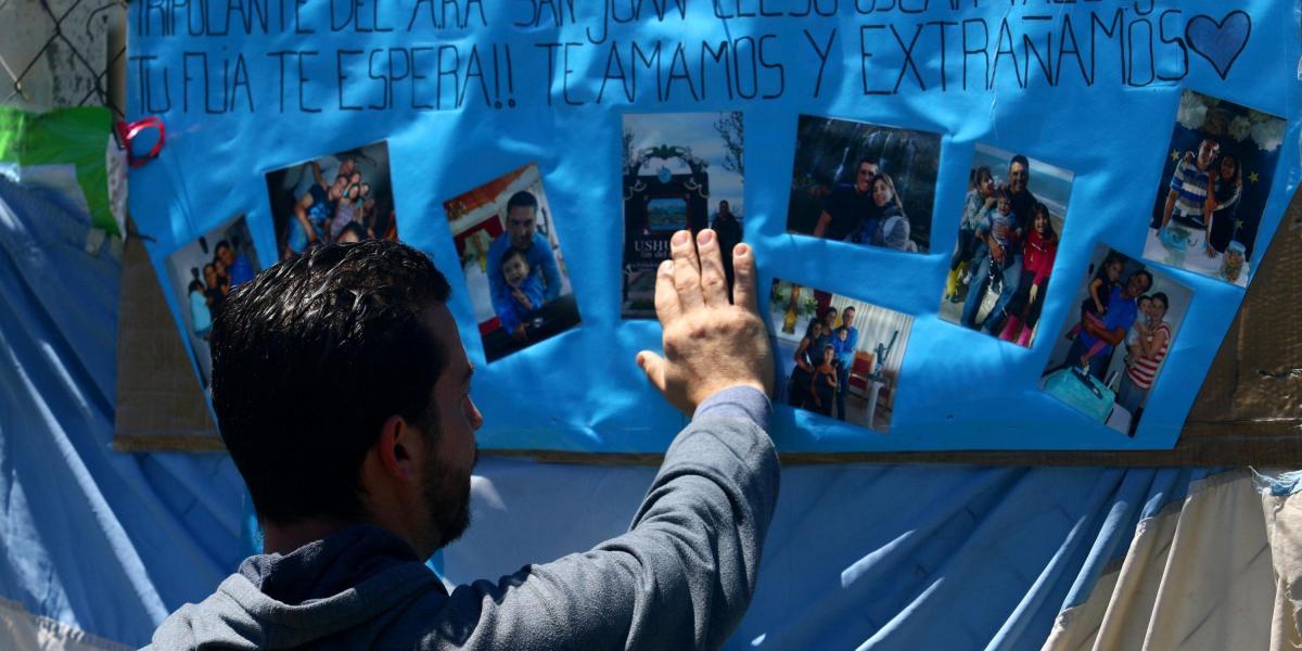 Los familiares de los tripulantes del submarino argentino accidentado a unos 420 kilómetros de la costa no pierden la esperanza de que estén con vida.