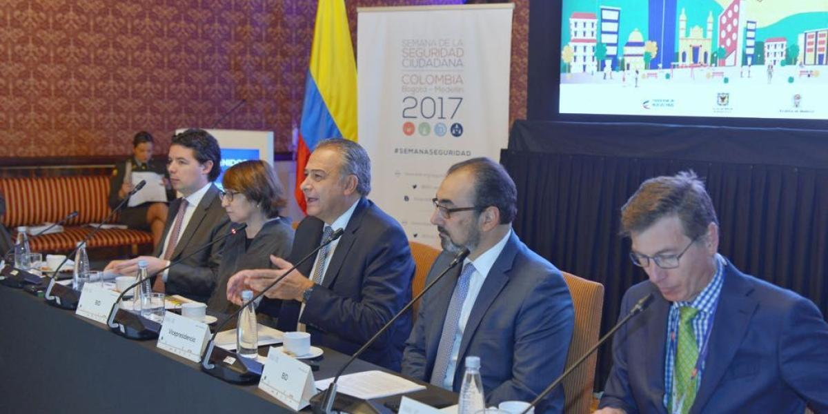 El vicepresidente Óscar Naranjo y Rafael de La Cruz, representante para  Colombia del Banco Interamericano para el Desarrollo (BID) en la Semana de la Seguridad Ciudadana.