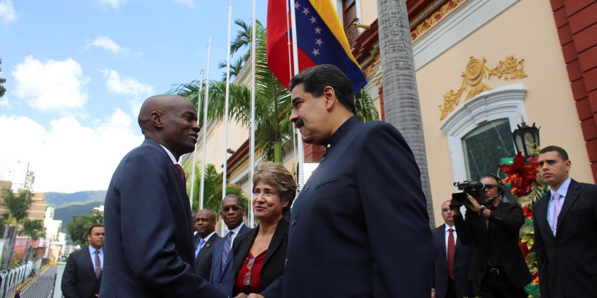El presidente de Venezuela, Nicolás Maduro estrecha la mano de su homólogo haitiano, Jovenele Moise.