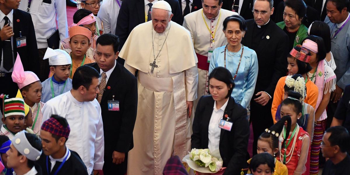 La jefa de facto birmana, Aung San Suu Kyi, y el papa Francisco mantienen un encuentro con responsables, dignatarios de los cuerpos diplomáticos y miembros de la sociedad civil en Naipyidó (Birmania).