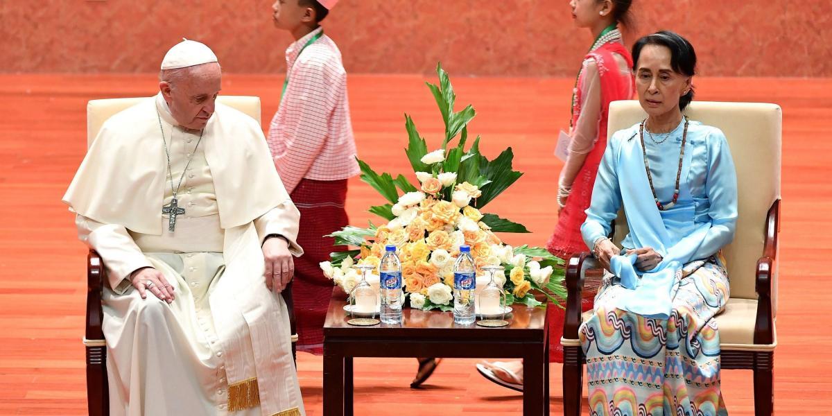 Aspectos del encuentro de ayer entre la jefa de facto birmana, Aung San Suu Kyi, y el papa Francisco en el Centro Internacional de Convenciones de Naipyidó (Birmania).
