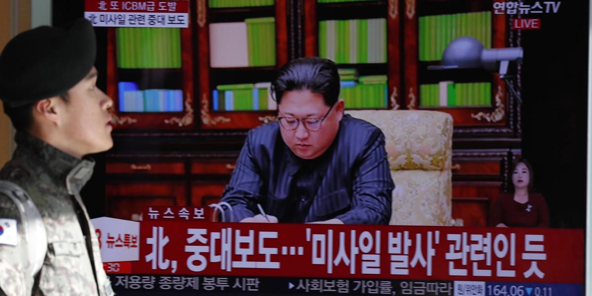 Surcoreanos ven un reportaje televisivo en vivo que muestra el anuncio especial de Corea del Norte de que ha probado con éxito un misil balístico intercontinental.