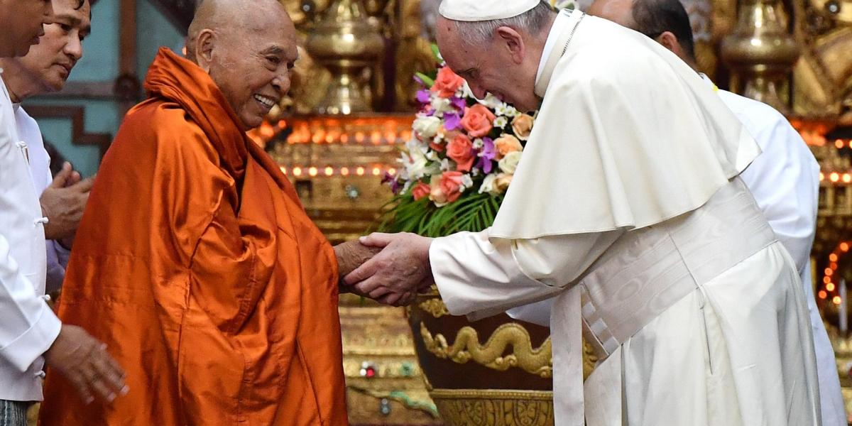 El papa Francisco camina junto a Bhaddanta Kumarabhivasma, presidente del Consejo Supremo de la 'Sangha', el órgano formado por los máximos jefes de rama budista.