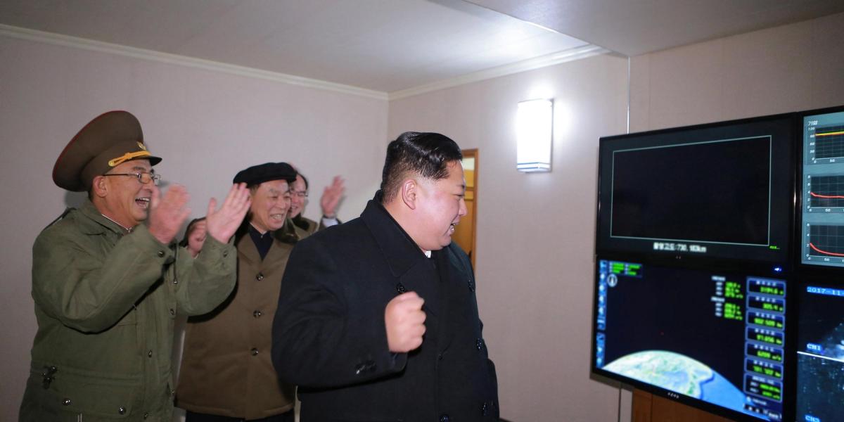 Fotografía cedida por la Agencia Central de Noticias Norcoreana muestra al líder norcoreano Kim Jong-un mientras observa el lanzamiento del misil balístico intercontinental Hwasong-15.