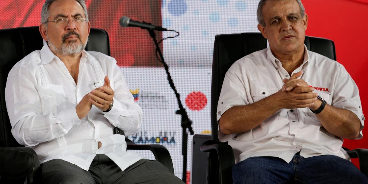 El ministro de Petróleo de Venezuela Nelson Martínez (izq.) y Eulogio del Pino (der.), presidente de la petrolera estatal venezolana PDVSA, asisten a la ceremonia de juramento de la nueva junta directiva de la petrolera estatal PDVSA el 31 de enero de 2017.