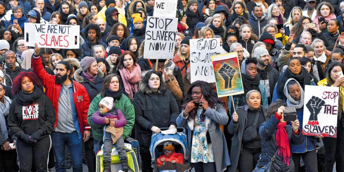 Cientos de personas salieron esta semana a las calles de Sergels Torg en Estocolmo (Suecia), para manifestarse contra la esclavitud en Libia.