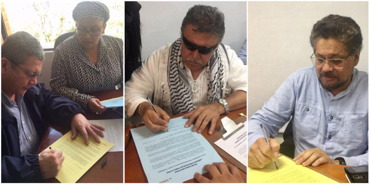 (De izq. a der.) Pablo Catatumbo, Victoria Sandino, Jesús Santrich e Iván Márquez, mientras firmaban sus compromisos.