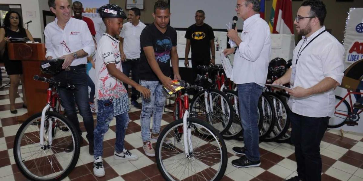 Cada uno de los 200 jóvenes recibió una bicicleta como herramienta para su movilización, deporte y empleabilidad.