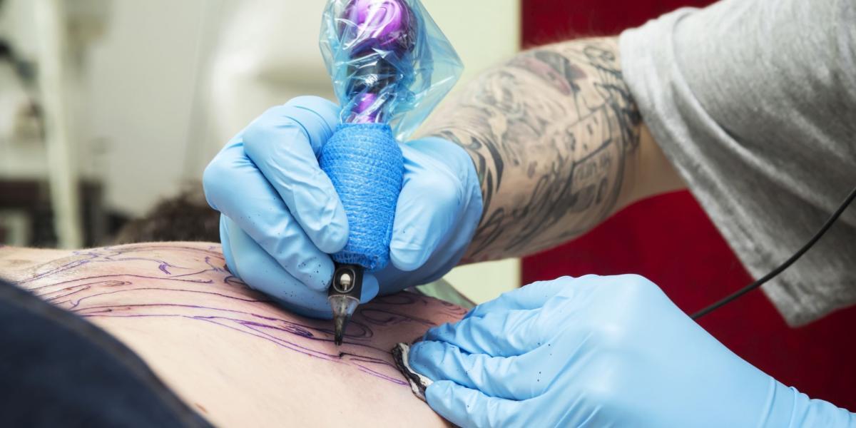 El tatuaje en el pecho del hombre correspondía a su voluntad, que se pudo comprobar después en los registros clínicos.