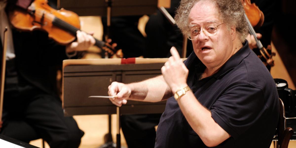El director James Levine en el 2007, al dirigir a la Sinfónica de Boston en ‘La condena de Fausto’, en París.