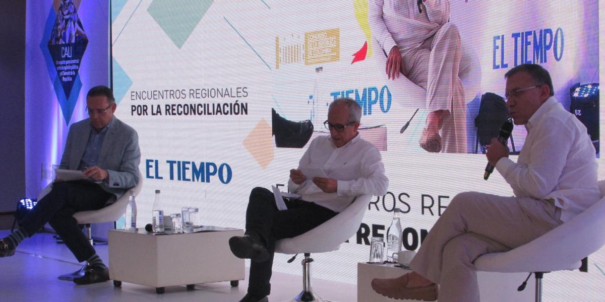 De izquierda a derecha, Efraín Cepeda, presidente del Congreso; Edulfo Peña, editor político de EL TIEMPO, y Roy Barreras, senador.