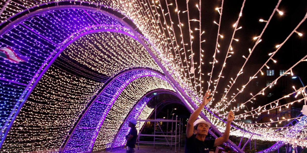 Los túneles de luces son uno de los atractivos del alumbrado navideño sobre el Bulevar del Río Cali.