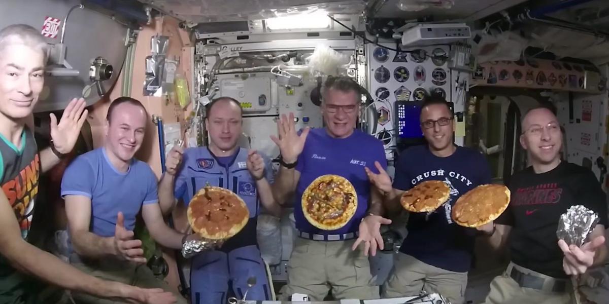 Noche de pizzas en el espacio
