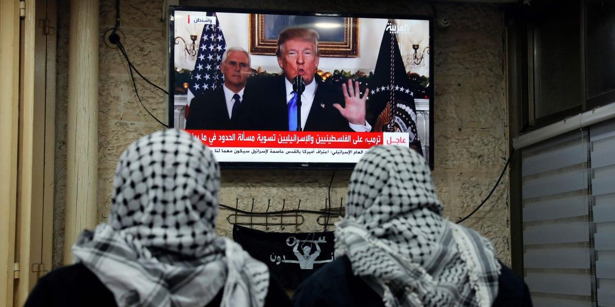 Palestinos observaban este miércoles la transmisión del presidente Donald Trump, de Estados Unidos, sobre el reconocimiento de Jerusalén.
