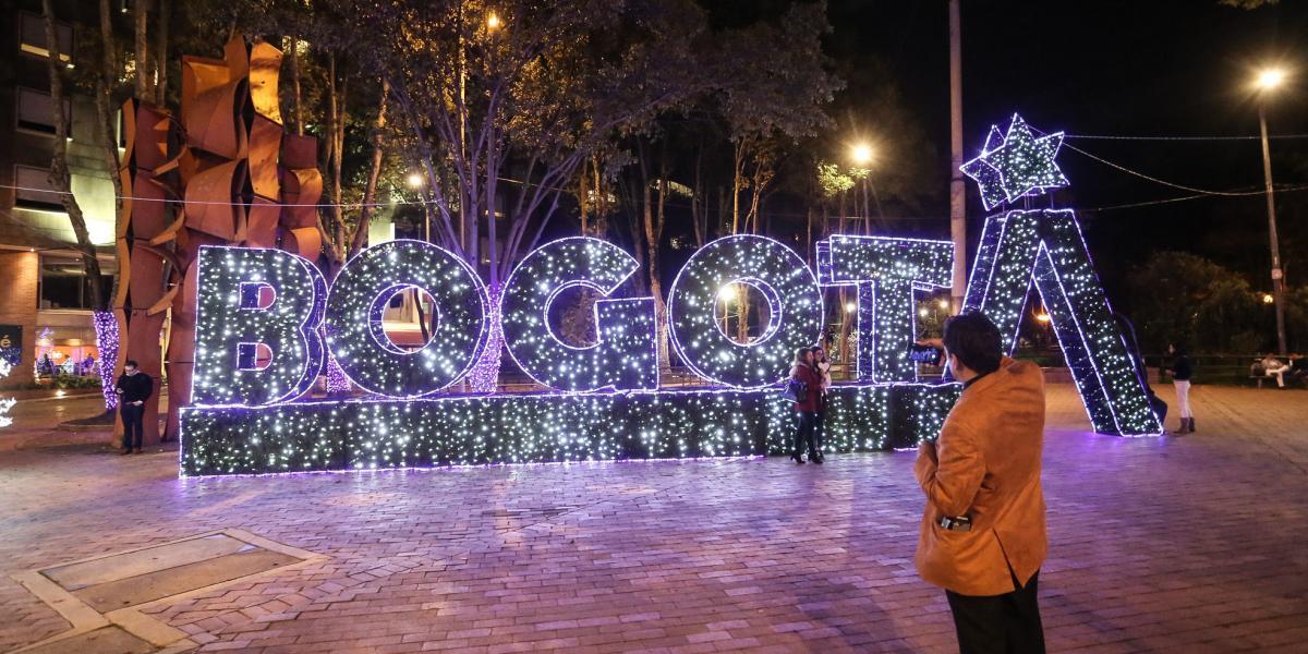 El parque El Virrey, en el norte de Bogotá, es uno de los más visitados por sus luces navideñas.