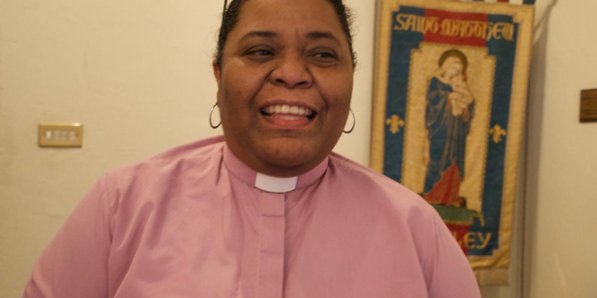 Ana Victoria Mendoza, con su traje de religiosa en Londres, donde oficia misa en una parroquia dentro de la religión anglicana.