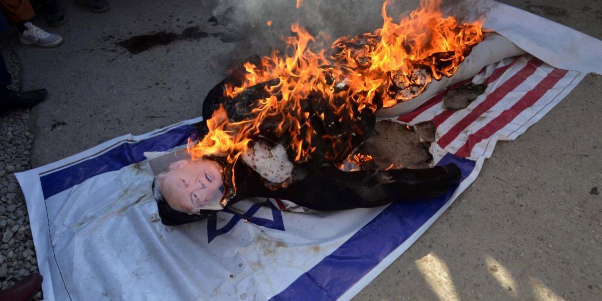 Varias personas queman una efigie del presidente estadounidense, Donald J. Trump, durante una protesta anti estadounidense y anti israelí en Quetta (Pakistán).
