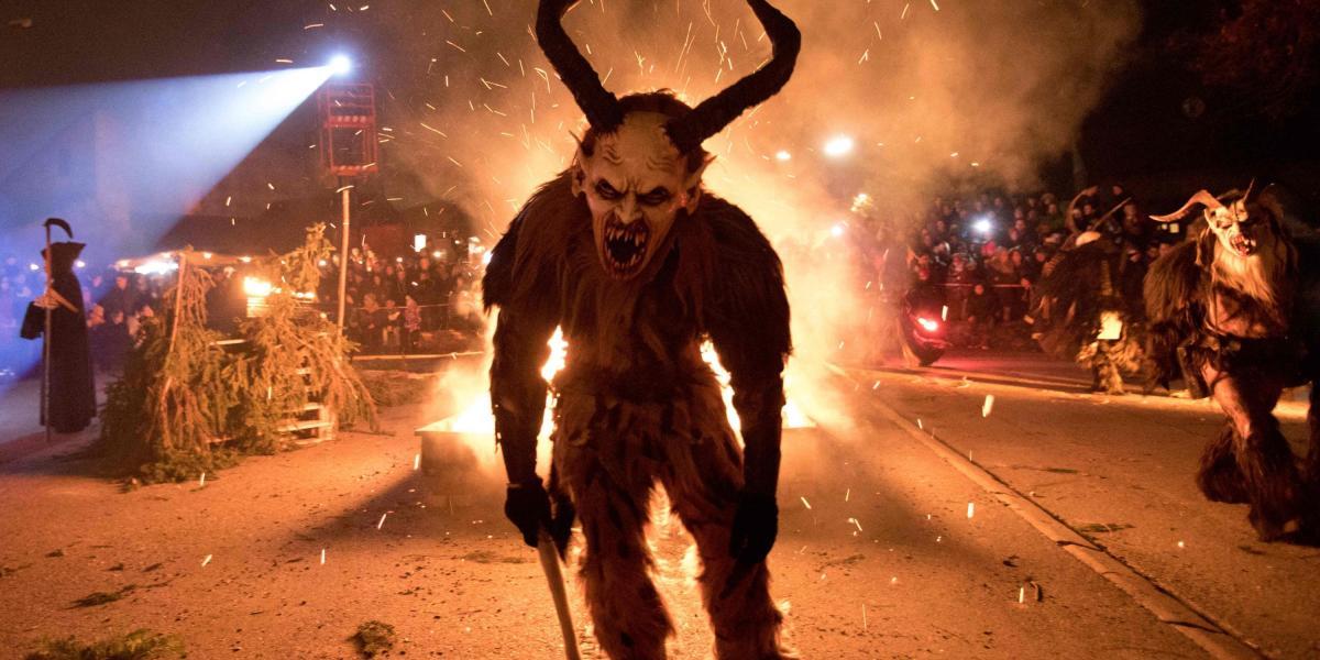 Un participante de la procesión de monstruos inspirados en Krampus en Schwadorf, Austria, el 24 de noviembre del 2017.