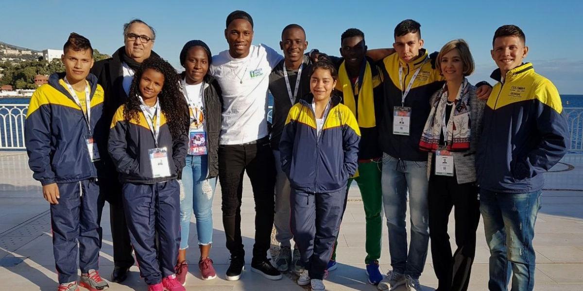 Los jóvenes deportistas colombianos junto al marfileño Didier Drogba.