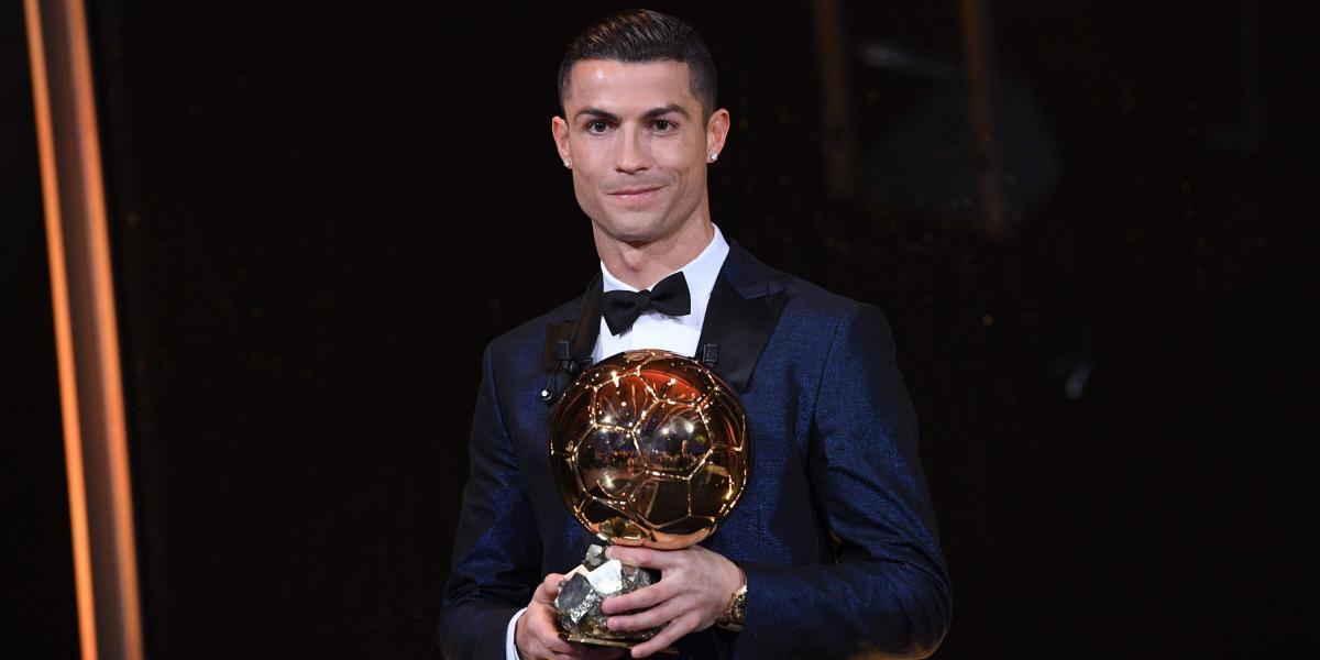 Cristiano Ronaldo exhibe su bello trofeo, el Balón de Oro, el quinto en su colección.