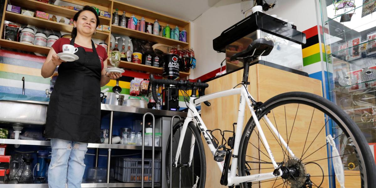 La tienda tiene áreas divididas en las que es posible encontrar accesorios, repuestos, marcos de bicicletas. En la otra sección está la cafetería.